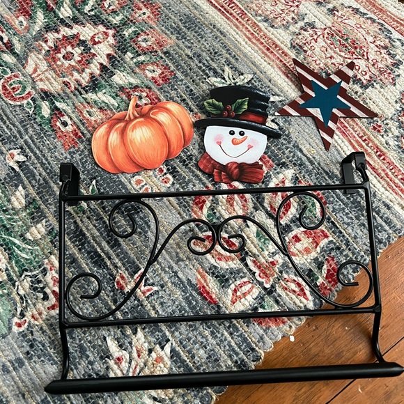 The Lakeside Collection Interchangeable Seasons Towel Bar with Seasons Icons - Picture 4 of 8